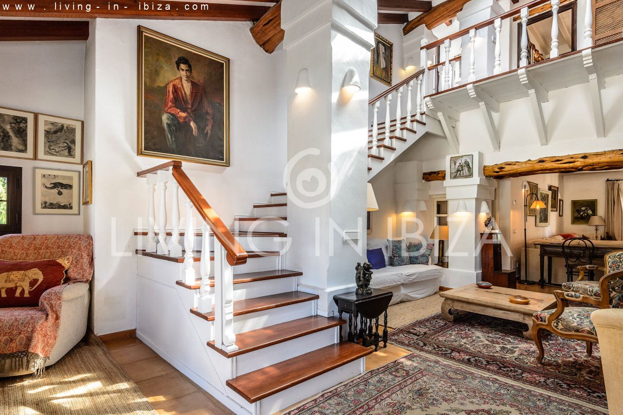 ALQUILER ANUAL /LARGO PLAZO, encantadora villa de dos pisos, amueblada con piscina en Santa Eulalia del Río, Ibiza. Calefacción central, vistas al mar