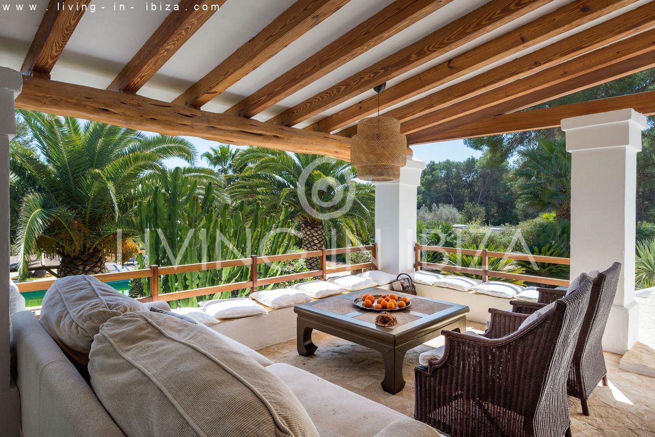 ALQUILER ANUAL /LARGO PLAZO, encantadora villa de dos pisos, amueblada con piscina en Santa Eulalia del Río, Ibiza. Calefacción central, vistas al mar