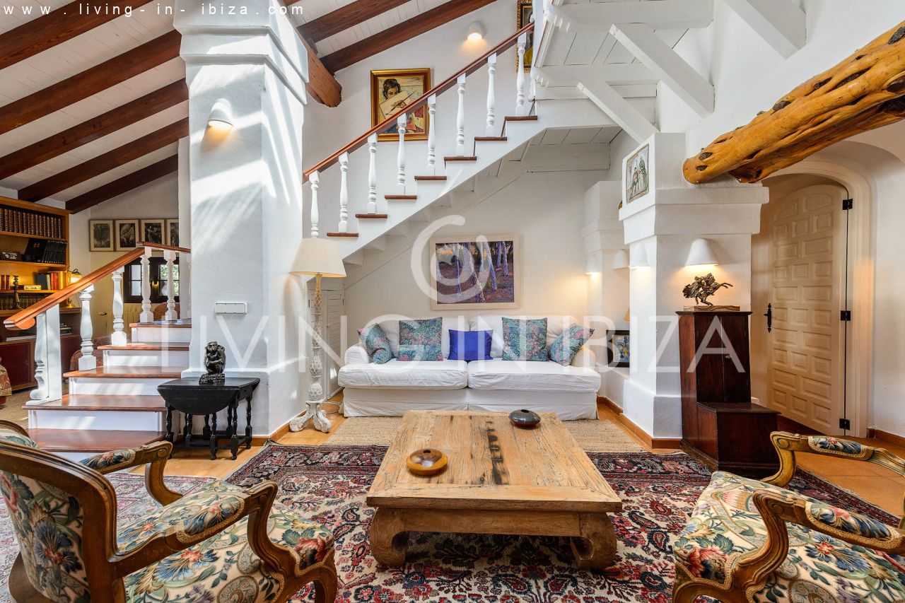 ALQUILER ANUAL /LARGO PLAZO, encantadora villa de dos pisos, amueblada con piscina en Santa Eulalia del Río, Ibiza. Calefacción central, vistas al mar