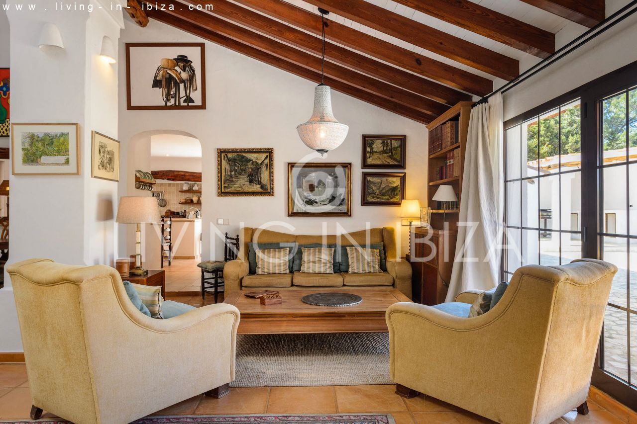 ALQUILER ANUAL /LARGO PLAZO, encantadora villa de dos pisos, amueblada con piscina en Santa Eulalia del Río, Ibiza. Calefacción central, vistas al mar