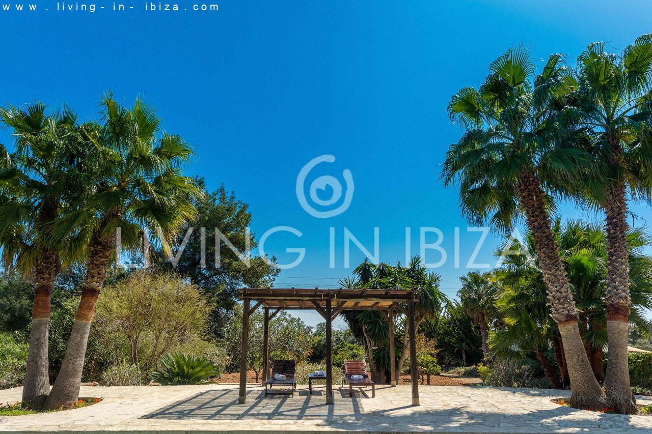 ALQUILER ANUAL /LARGO PLAZO, encantadora villa de dos pisos, amueblada con piscina en Santa Eulalia del Río, Ibiza. Calefacción central, vistas al mar