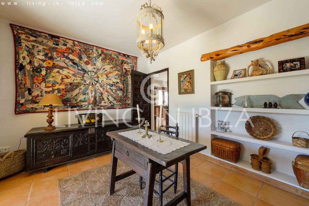 ALQUILER ANUAL /LARGO PLAZO, encantadora villa de dos pisos, amueblada con piscina en Santa Eulalia del Río, Ibiza. Calefacción central, vistas al mar