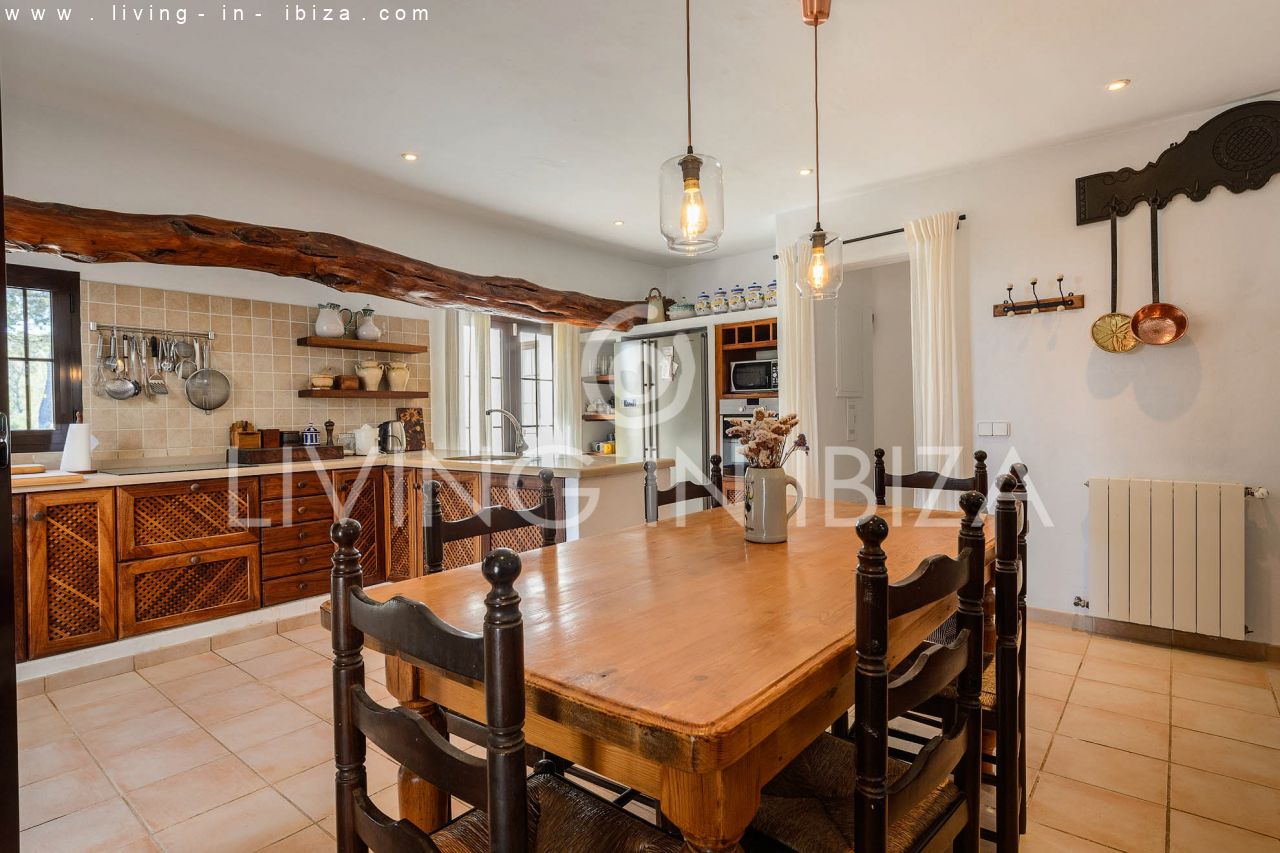 ALQUILER ANUAL /LARGO PLAZO, encantadora villa de dos pisos, amueblada con piscina en Santa Eulalia del Río, Ibiza. Calefacción central, vistas al mar