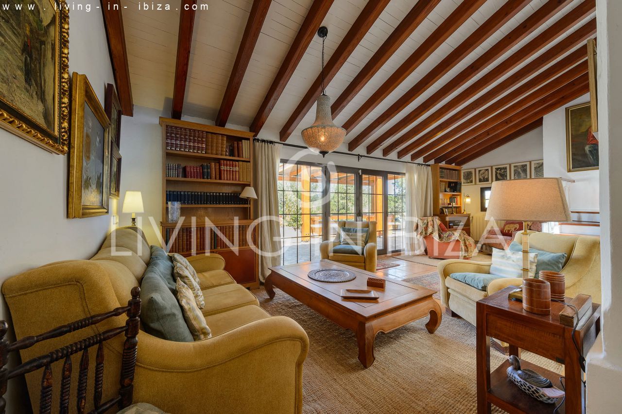 ALQUILER ANUAL /LARGO PLAZO, encantadora villa de dos pisos, amueblada con piscina en Santa Eulalia del Río, Ibiza. Calefacción central, vistas al mar