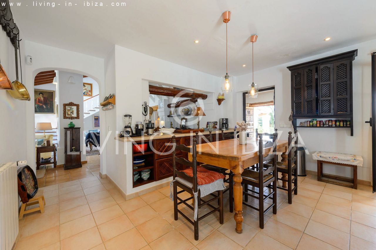 ALQUILER ANUAL /LARGO PLAZO, encantadora villa de dos pisos, amueblada con piscina en Santa Eulalia del Río, Ibiza. Calefacción central, vistas al mar