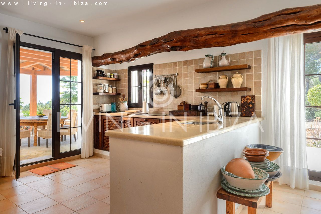 ALQUILER ANUAL /LARGO PLAZO, encantadora villa de dos pisos, amueblada con piscina en Santa Eulalia del Río, Ibiza. Calefacción central, vistas al mar