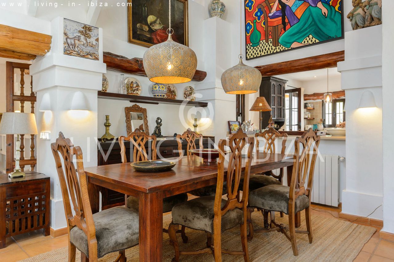 ALQUILER ANUAL /LARGO PLAZO, encantadora villa de dos pisos, amueblada con piscina en Santa Eulalia del Río, Ibiza. Calefacción central, vistas al mar