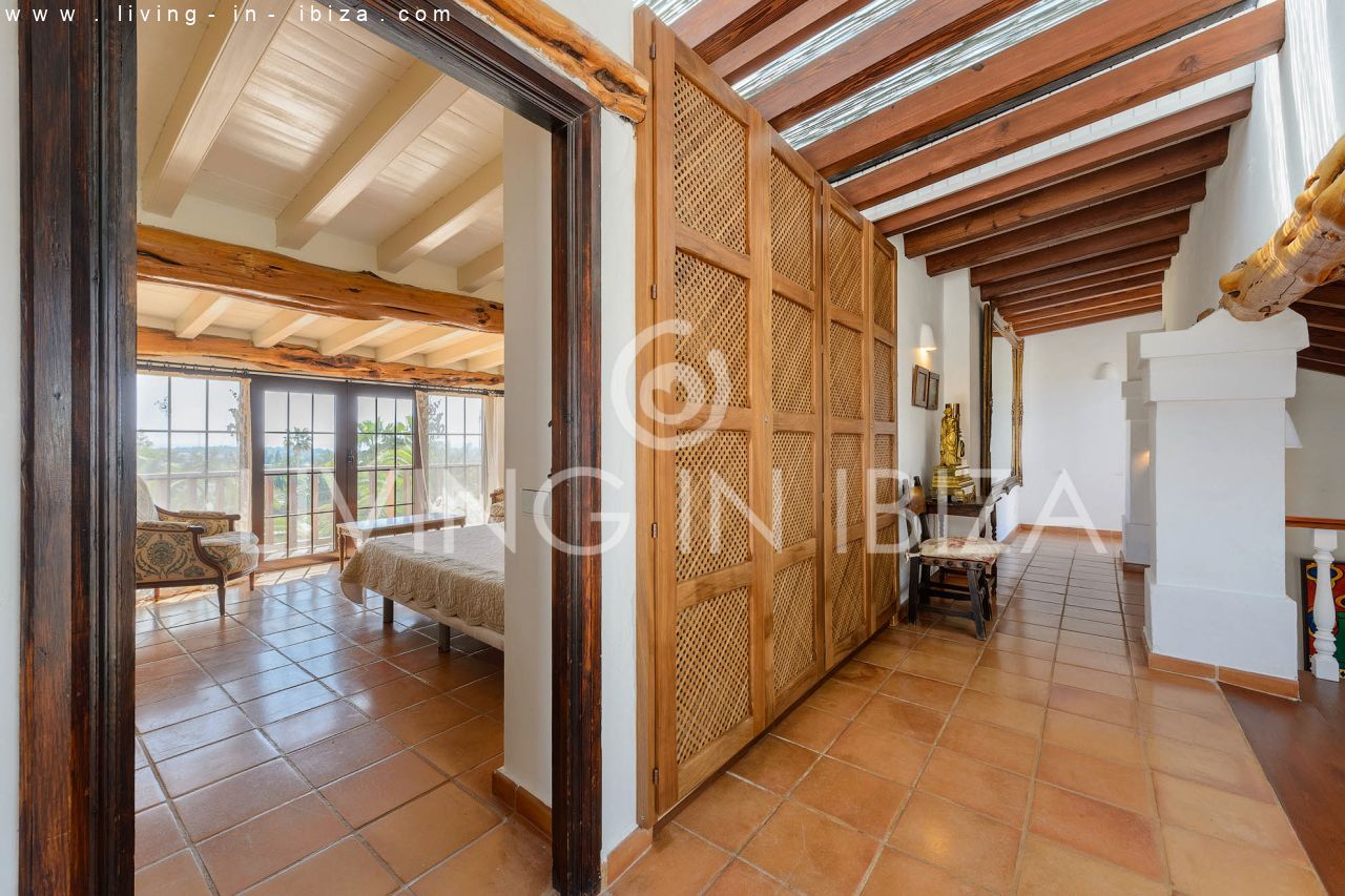 ALQUILER ANUAL /LARGO PLAZO, encantadora villa de dos pisos, amueblada con piscina en Santa Eulalia del Río, Ibiza. Calefacción central, vistas al mar
