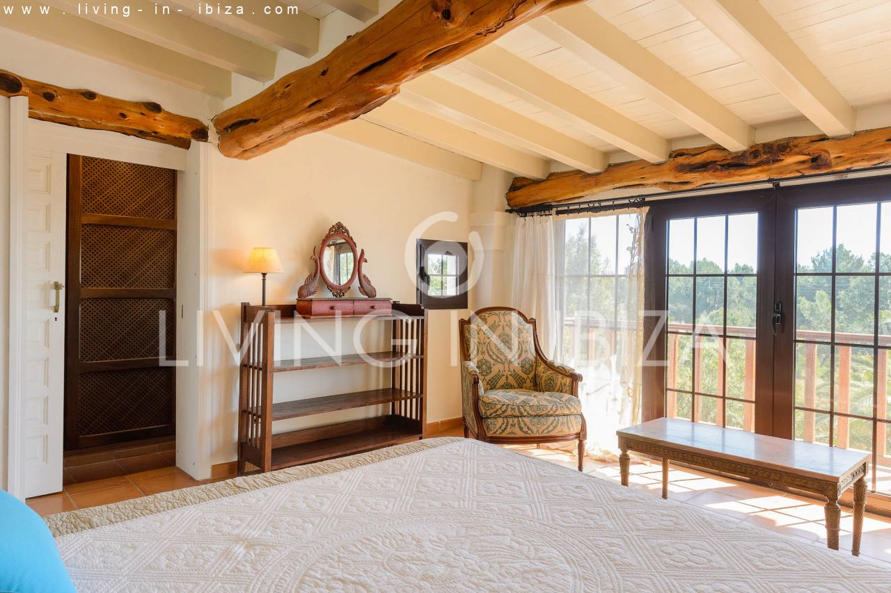 ALQUILER ANUAL /LARGO PLAZO, encantadora villa de dos pisos, amueblada con piscina en Santa Eulalia del Río, Ibiza. Calefacción central, vistas al mar