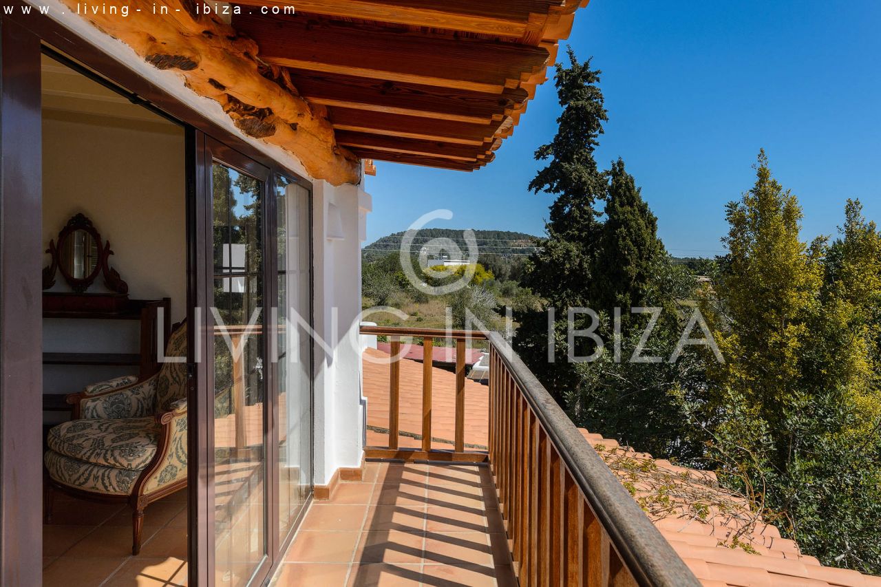 ALQUILER ANUAL /LARGO PLAZO, encantadora villa de dos pisos, amueblada con piscina en Santa Eulalia del Río, Ibiza. Calefacción central, vistas al mar
