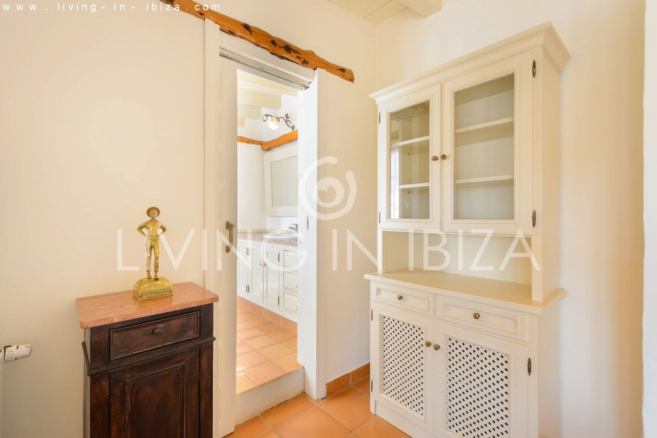 ALQUILER ANUAL /LARGO PLAZO, encantadora villa de dos pisos, amueblada con piscina en Santa Eulalia del Río, Ibiza. Calefacción central, vistas al mar