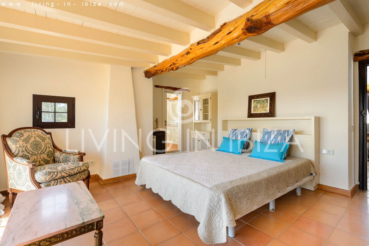 ALQUILER ANUAL /LARGO PLAZO, encantadora villa de dos pisos, amueblada con piscina en Santa Eulalia del Río, Ibiza. Calefacción central, vistas al mar