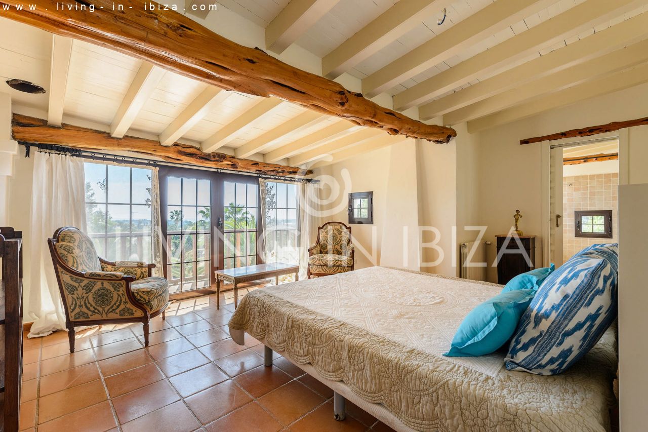 ALQUILER ANUAL /LARGO PLAZO, encantadora villa de dos pisos, amueblada con piscina en Santa Eulalia del Río, Ibiza. Calefacción central, vistas al mar