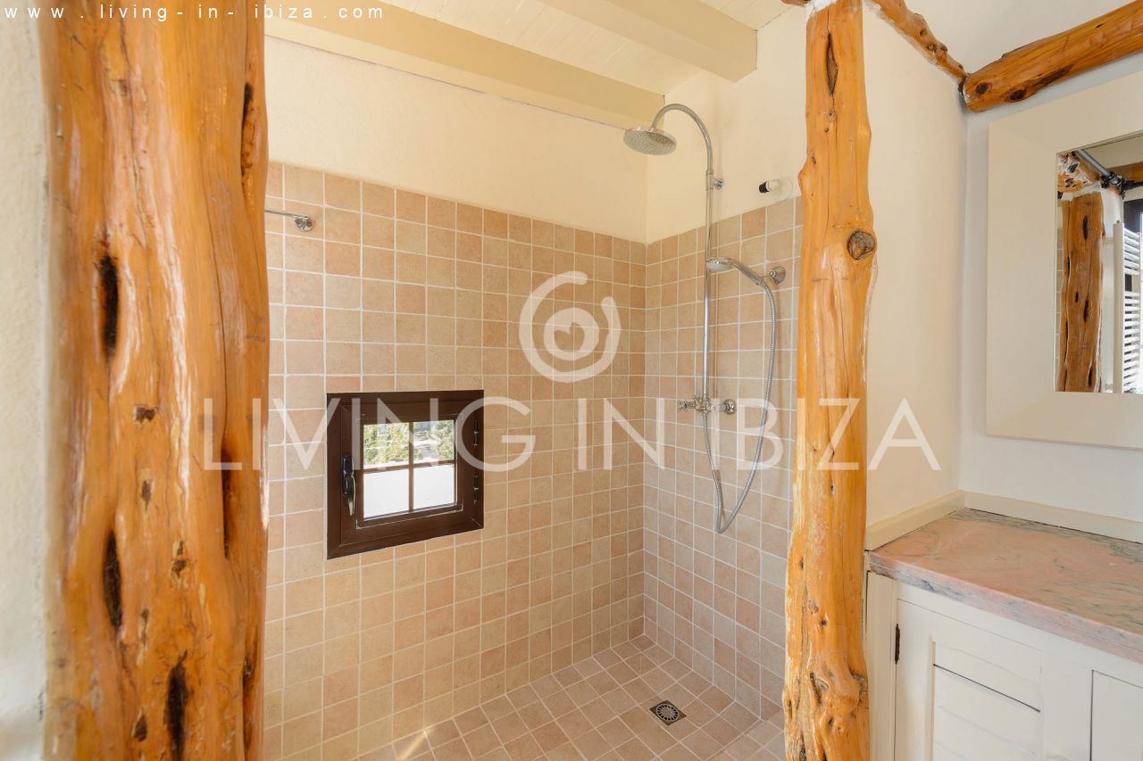 ALQUILER ANUAL /LARGO PLAZO, encantadora villa de dos pisos, amueblada con piscina en Santa Eulalia del Río, Ibiza. Calefacción central, vistas al mar