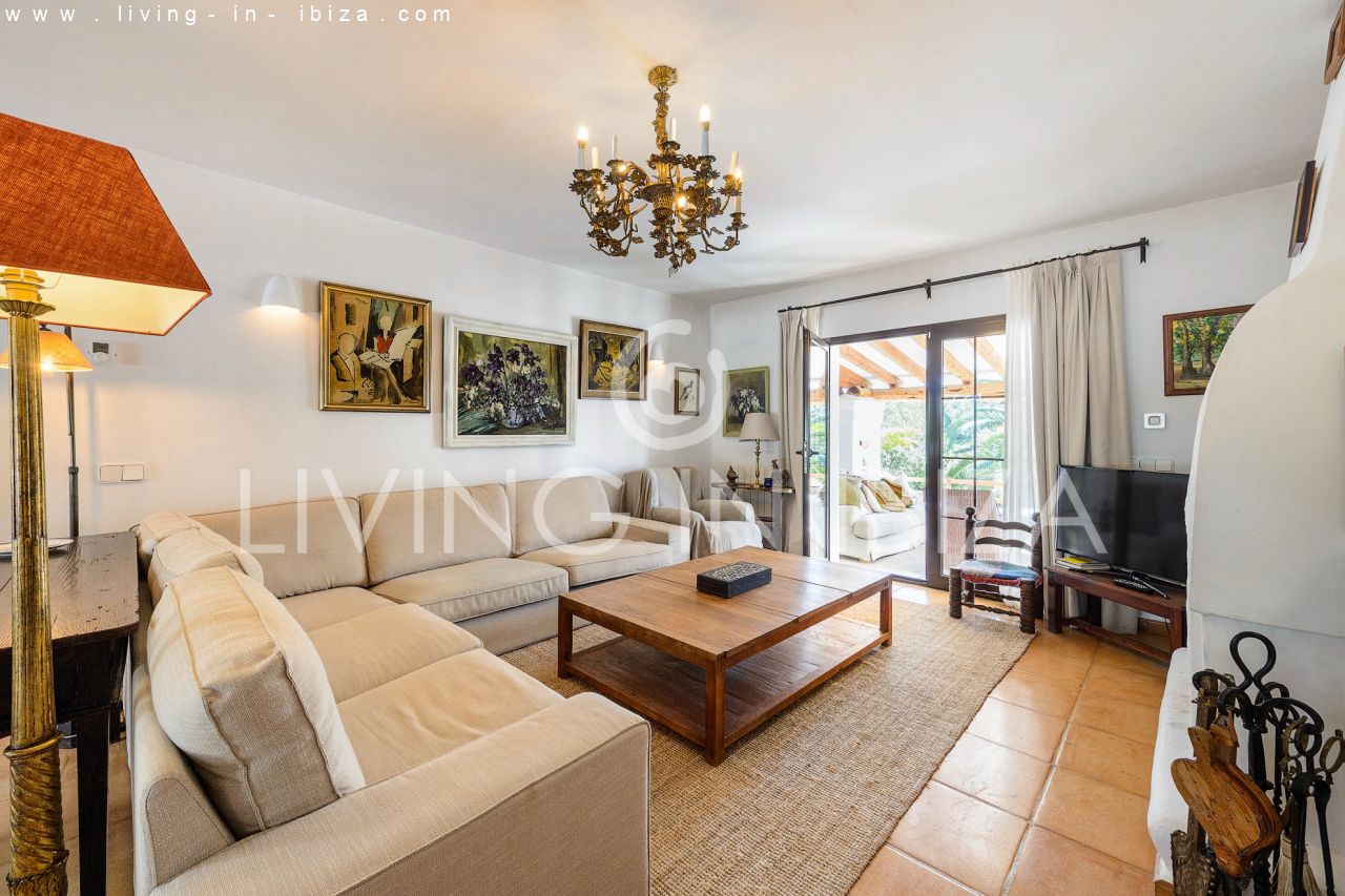 ALQUILER ANUAL /LARGO PLAZO, encantadora villa de dos pisos, amueblada con piscina en Santa Eulalia del Río, Ibiza. Calefacción central, vistas al mar