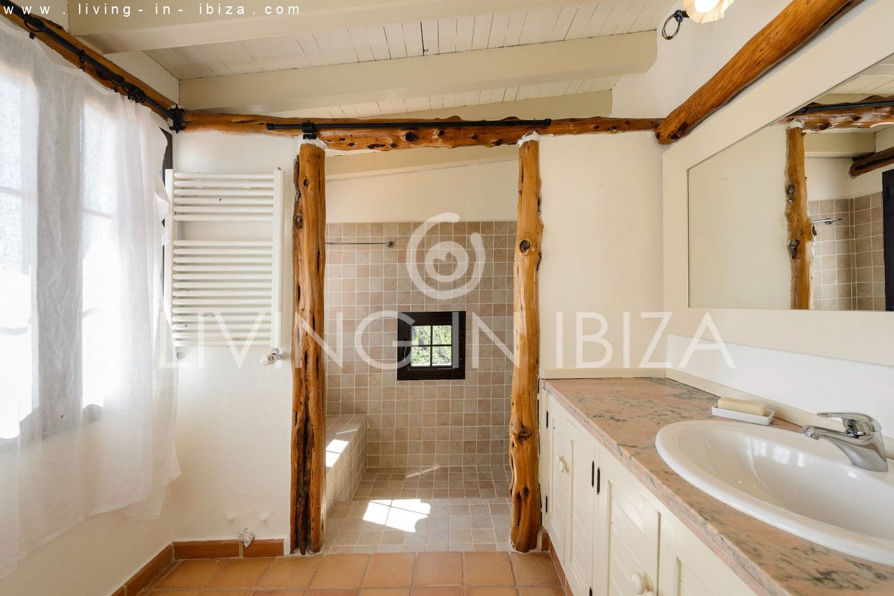 ALQUILER ANUAL /LARGO PLAZO, encantadora villa de dos pisos, amueblada con piscina en Santa Eulalia del Río, Ibiza. Calefacción central, vistas al mar