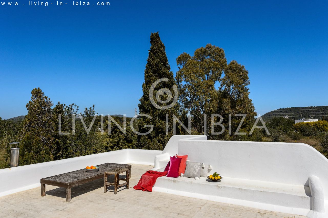 ALQUILER ANUAL /LARGO PLAZO, encantadora villa de dos pisos, amueblada con piscina en Santa Eulalia del Río, Ibiza. Calefacción central, vistas al mar