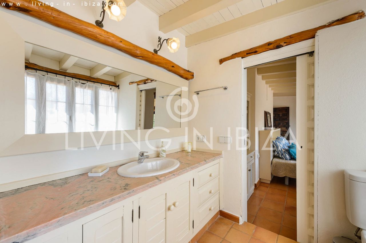 ALQUILER ANUAL /LARGO PLAZO, encantadora villa de dos pisos, amueblada con piscina en Santa Eulalia del Río, Ibiza. Calefacción central, vistas al mar