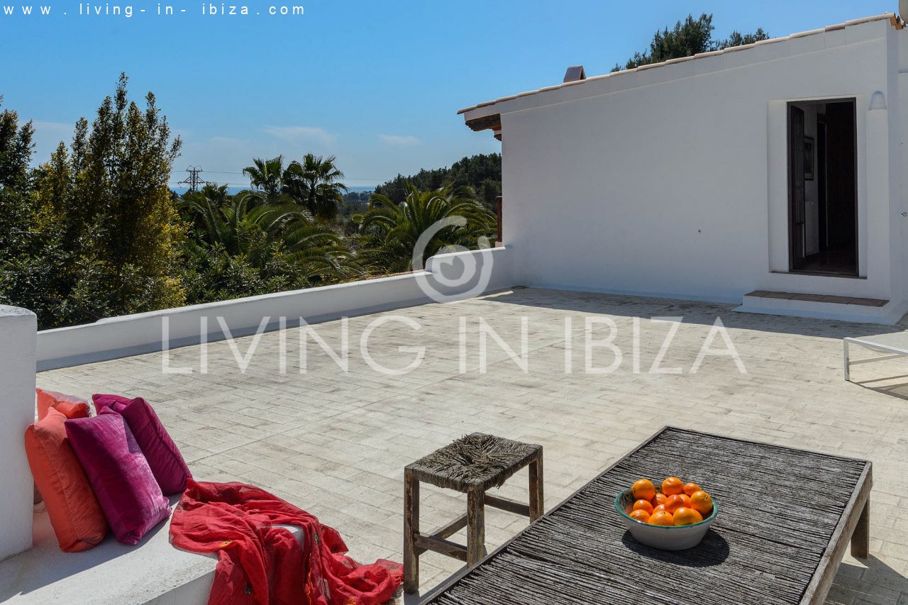 ALQUILER ANUAL /LARGO PLAZO, encantadora villa de dos pisos, amueblada con piscina en Santa Eulalia del Río, Ibiza. Calefacción central, vistas al mar