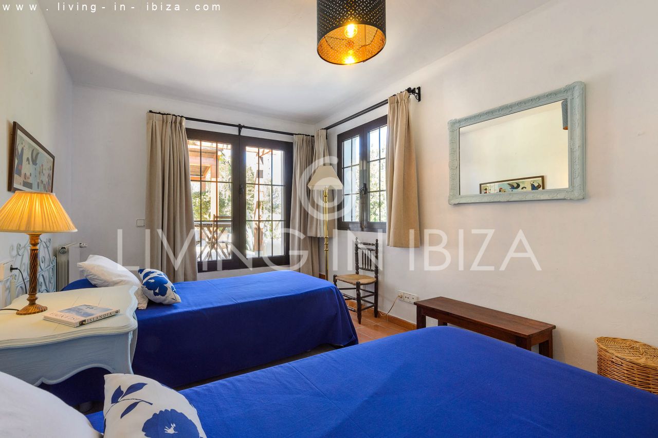 ALQUILER ANUAL /LARGO PLAZO, encantadora villa de dos pisos, amueblada con piscina en Santa Eulalia del Río, Ibiza. Calefacción central, vistas al mar