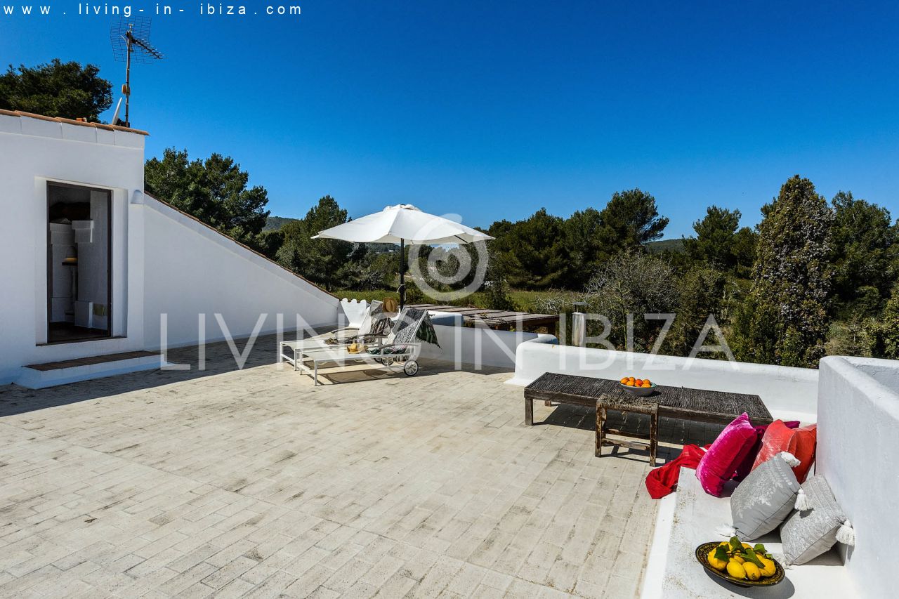 ALQUILER ANUAL /LARGO PLAZO, encantadora villa de dos pisos, amueblada con piscina en Santa Eulalia del Río, Ibiza. Calefacción central, vistas al mar