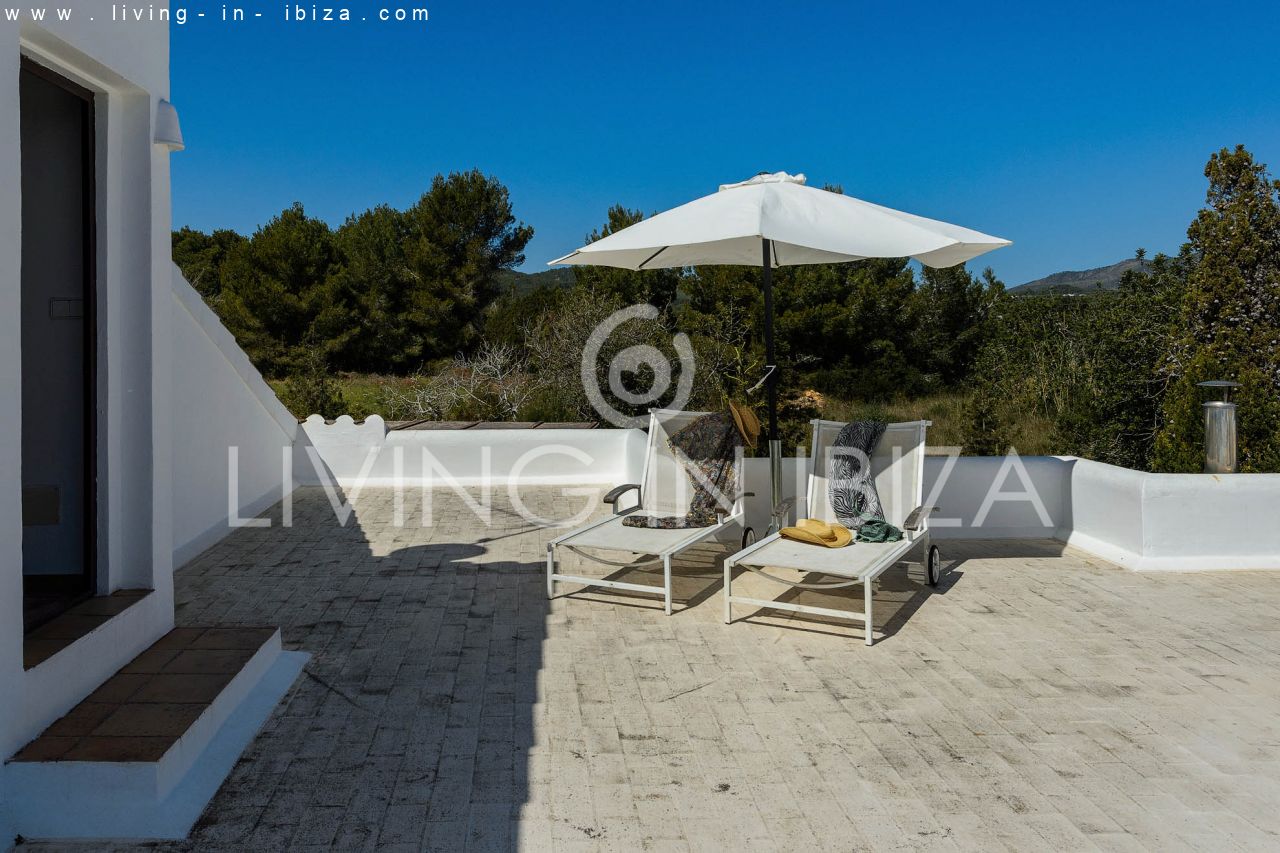 ALQUILER ANUAL /LARGO PLAZO, encantadora villa de dos pisos, amueblada con piscina en Santa Eulalia del Río, Ibiza. Calefacción central, vistas al mar