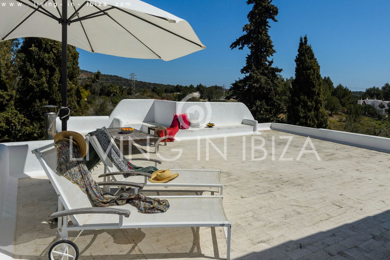 ALQUILER ANUAL /LARGO PLAZO, encantadora villa de dos pisos, amueblada con piscina en Santa Eulalia del Río, Ibiza. Calefacción central, vistas al mar