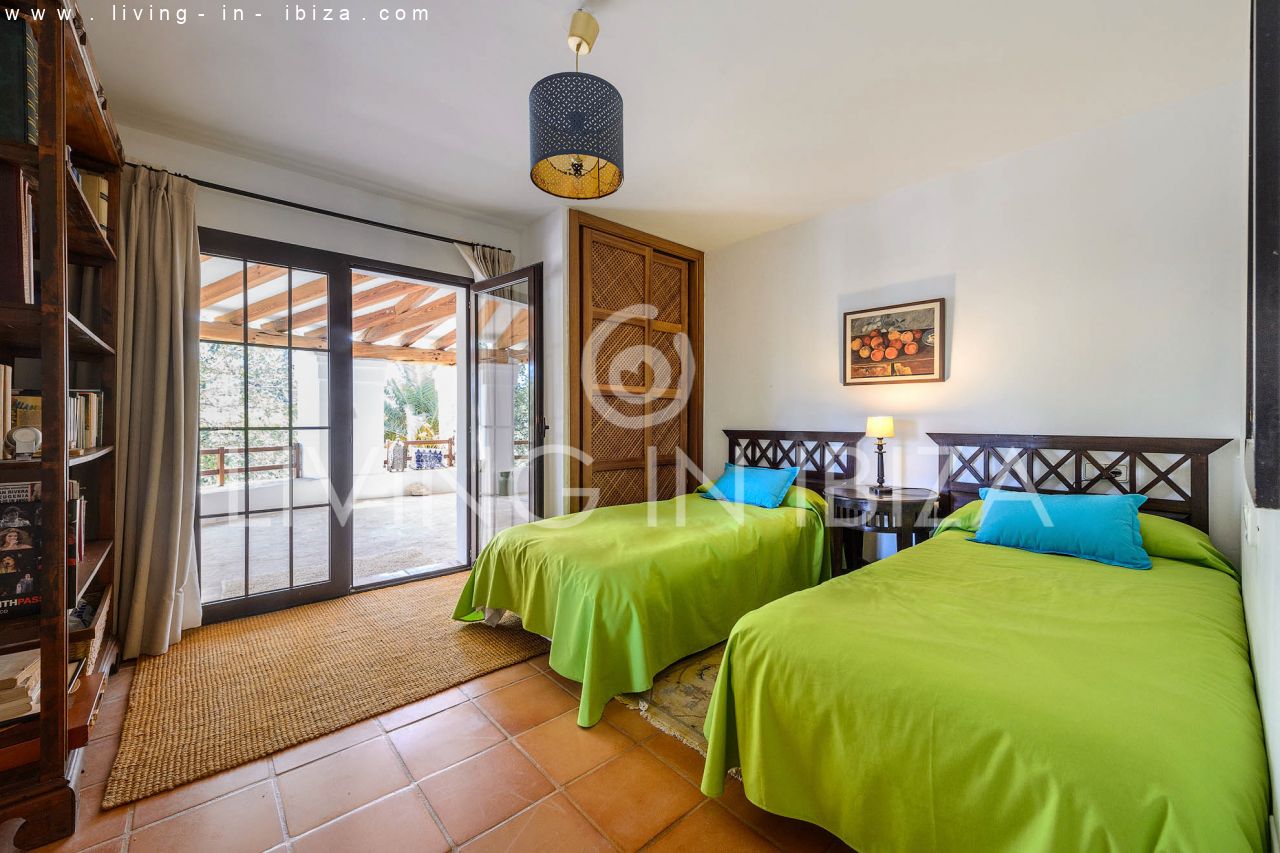 ALQUILER ANUAL /LARGO PLAZO, encantadora villa de dos pisos, amueblada con piscina en Santa Eulalia del Río, Ibiza. Calefacción central, vistas al mar