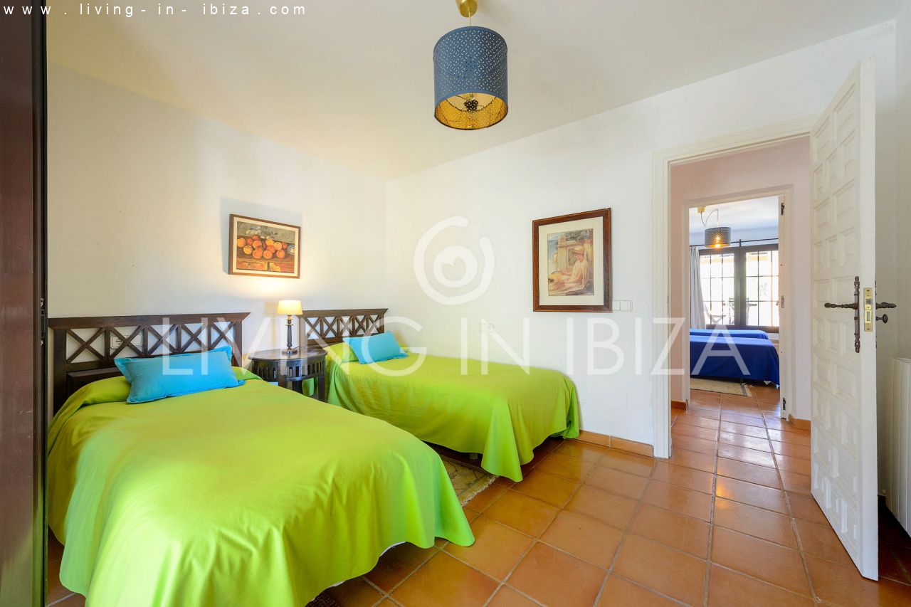 ALQUILER ANUAL /LARGO PLAZO, encantadora villa de dos pisos, amueblada con piscina en Santa Eulalia del Río, Ibiza. Calefacción central, vistas al mar