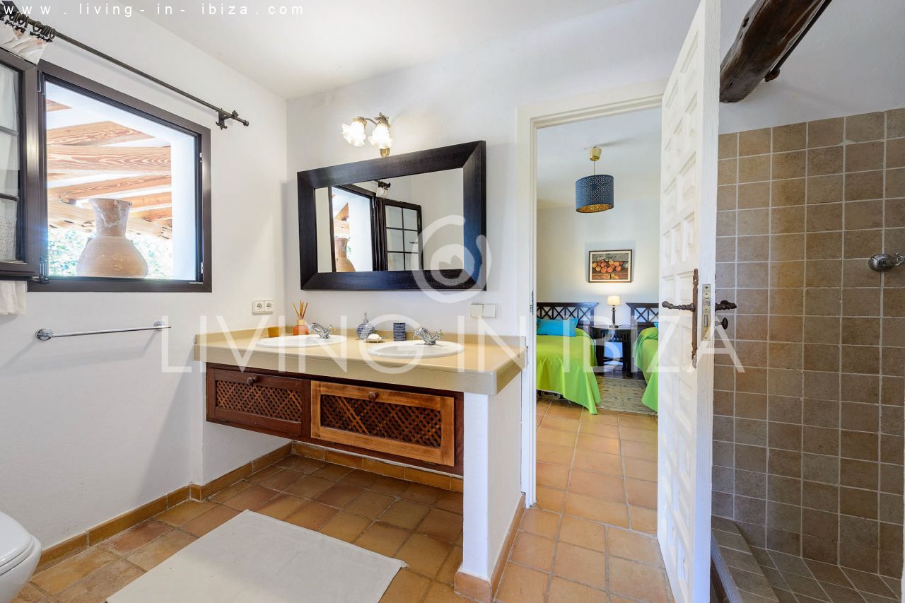 ALQUILER ANUAL /LARGO PLAZO, encantadora villa de dos pisos, amueblada con piscina en Santa Eulalia del Río, Ibiza. Calefacción central, vistas al mar