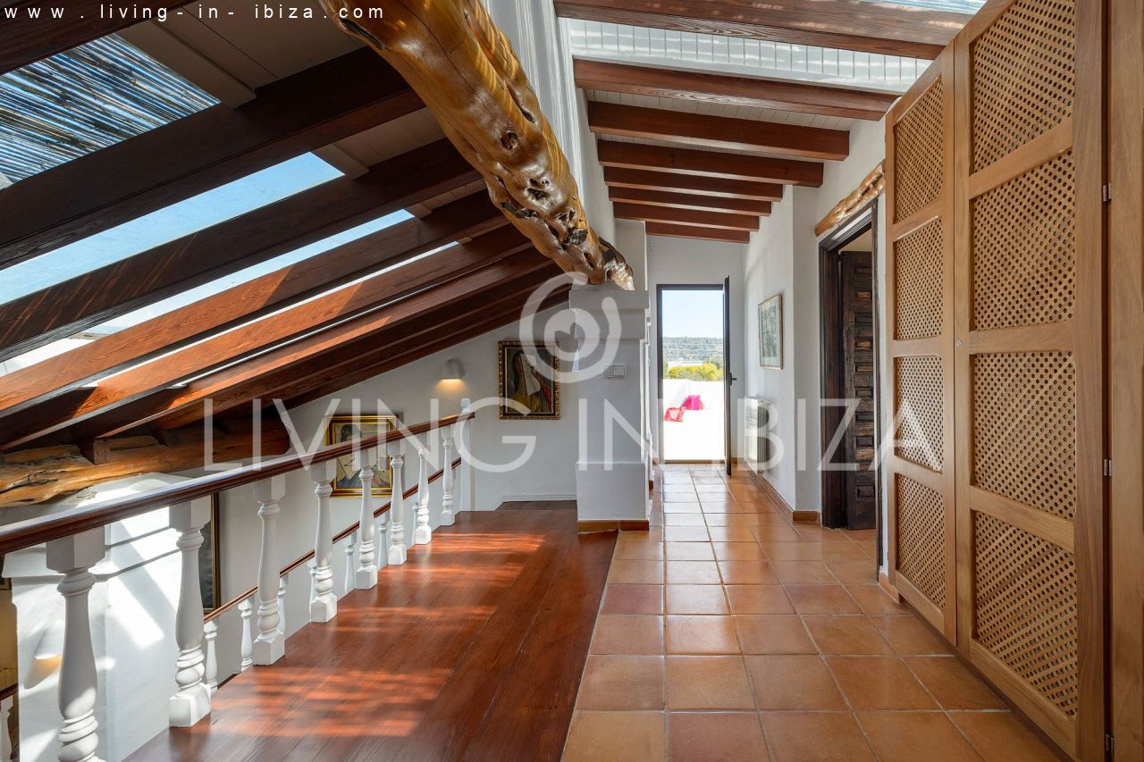 ALQUILER ANUAL /LARGO PLAZO, encantadora villa de dos pisos, amueblada con piscina en Santa Eulalia del Río, Ibiza. Calefacción central, vistas al mar