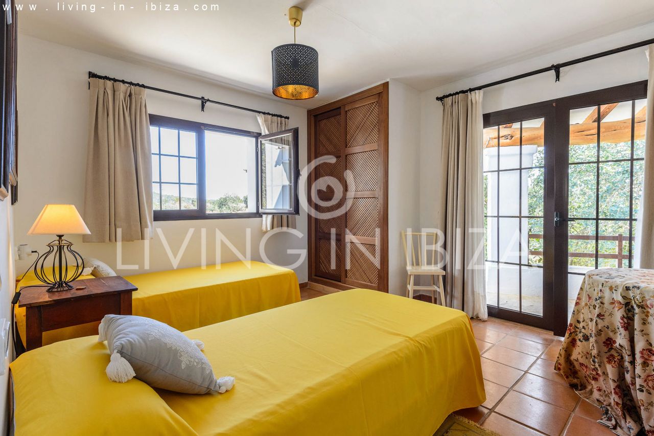 ALQUILER ANUAL /LARGO PLAZO, encantadora villa de dos pisos, amueblada con piscina en Santa Eulalia del Río, Ibiza. Calefacción central, vistas al mar