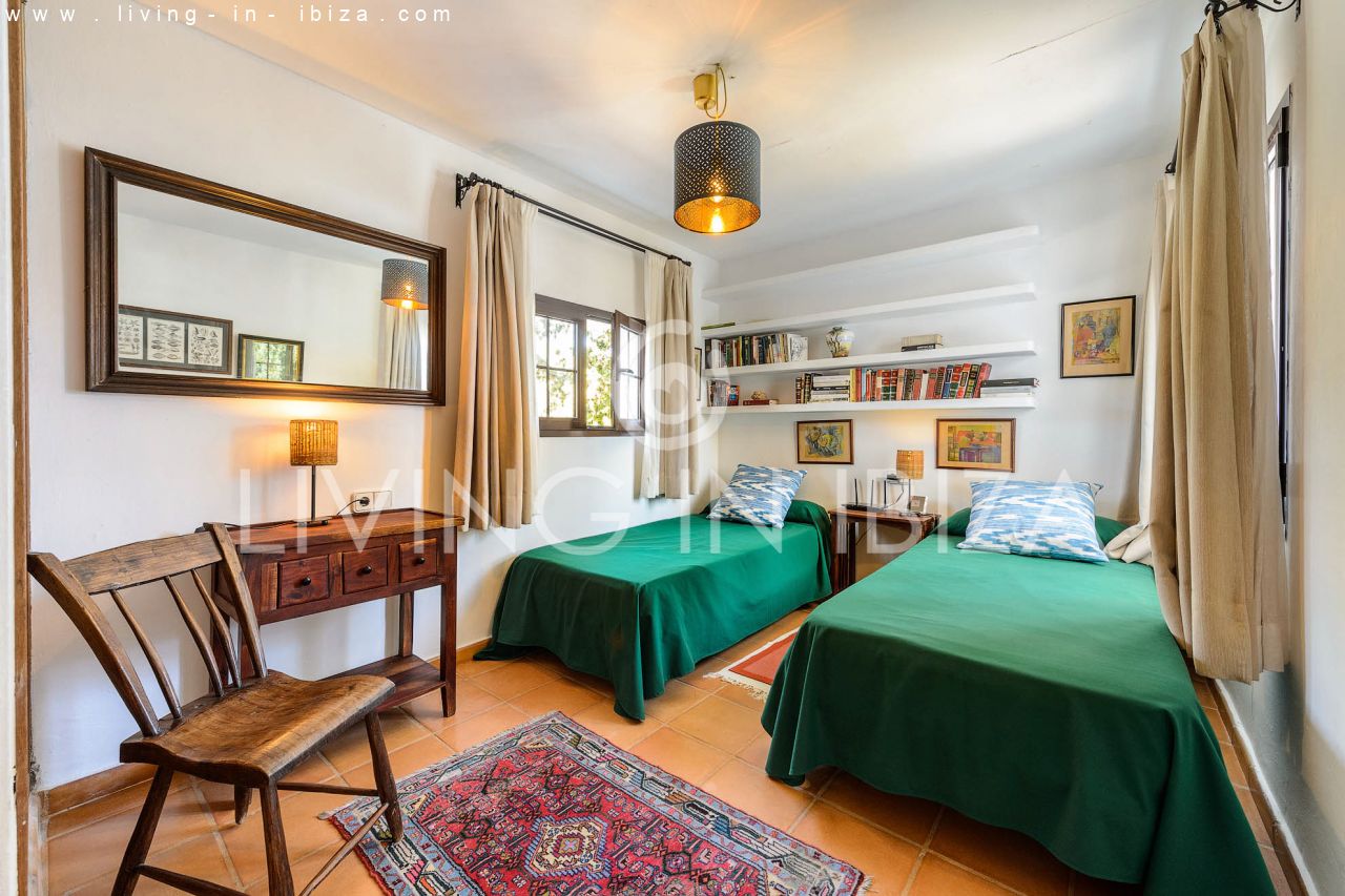 ALQUILER ANUAL /LARGO PLAZO, encantadora villa de dos pisos, amueblada con piscina en Santa Eulalia del Río, Ibiza. Calefacción central, vistas al mar