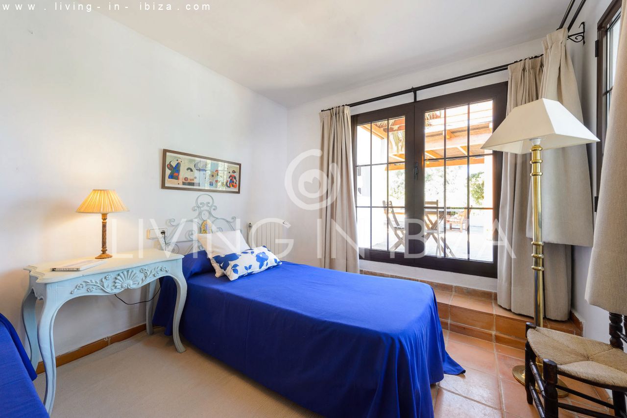 ALQUILER ANUAL /LARGO PLAZO, encantadora villa de dos pisos, amueblada con piscina en Santa Eulalia del Río, Ibiza. Calefacción central, vistas al mar