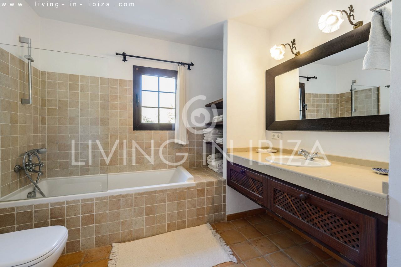 ALQUILER ANUAL /LARGO PLAZO, encantadora villa de dos pisos, amueblada con piscina en Santa Eulalia del Río, Ibiza. Calefacción central, vistas al mar