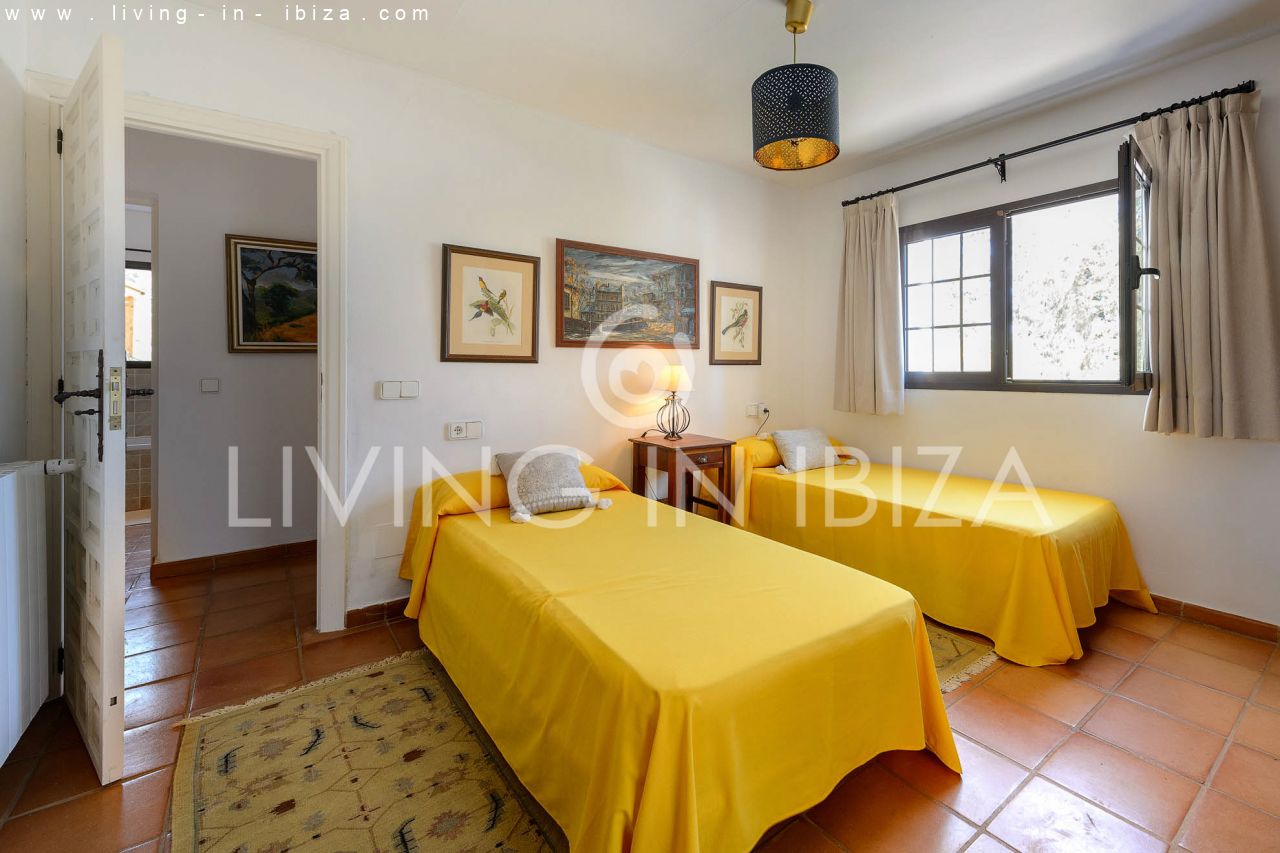 ALQUILER ANUAL /LARGO PLAZO, encantadora villa de dos pisos, amueblada con piscina en Santa Eulalia del Río, Ibiza. Calefacción central, vistas al mar