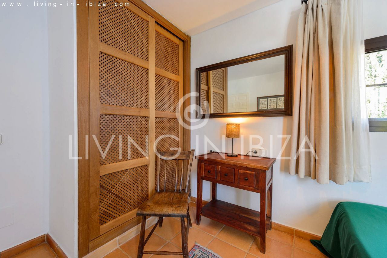 ALQUILER ANUAL /LARGO PLAZO, encantadora villa de dos pisos, amueblada con piscina en Santa Eulalia del Río, Ibiza. Calefacción central, vistas al mar