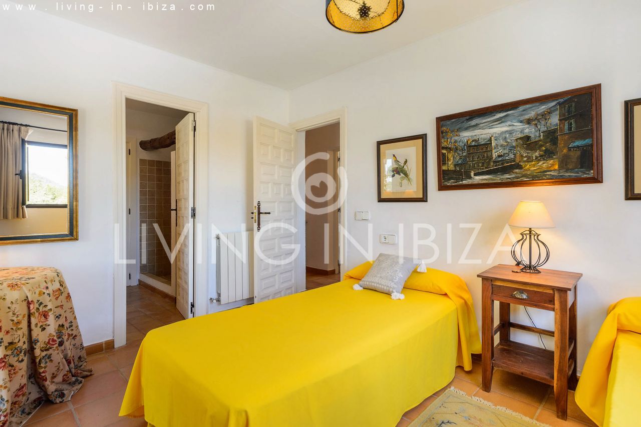 ALQUILER ANUAL /LARGO PLAZO, encantadora villa de dos pisos, amueblada con piscina en Santa Eulalia del Río, Ibiza. Calefacción central, vistas al mar