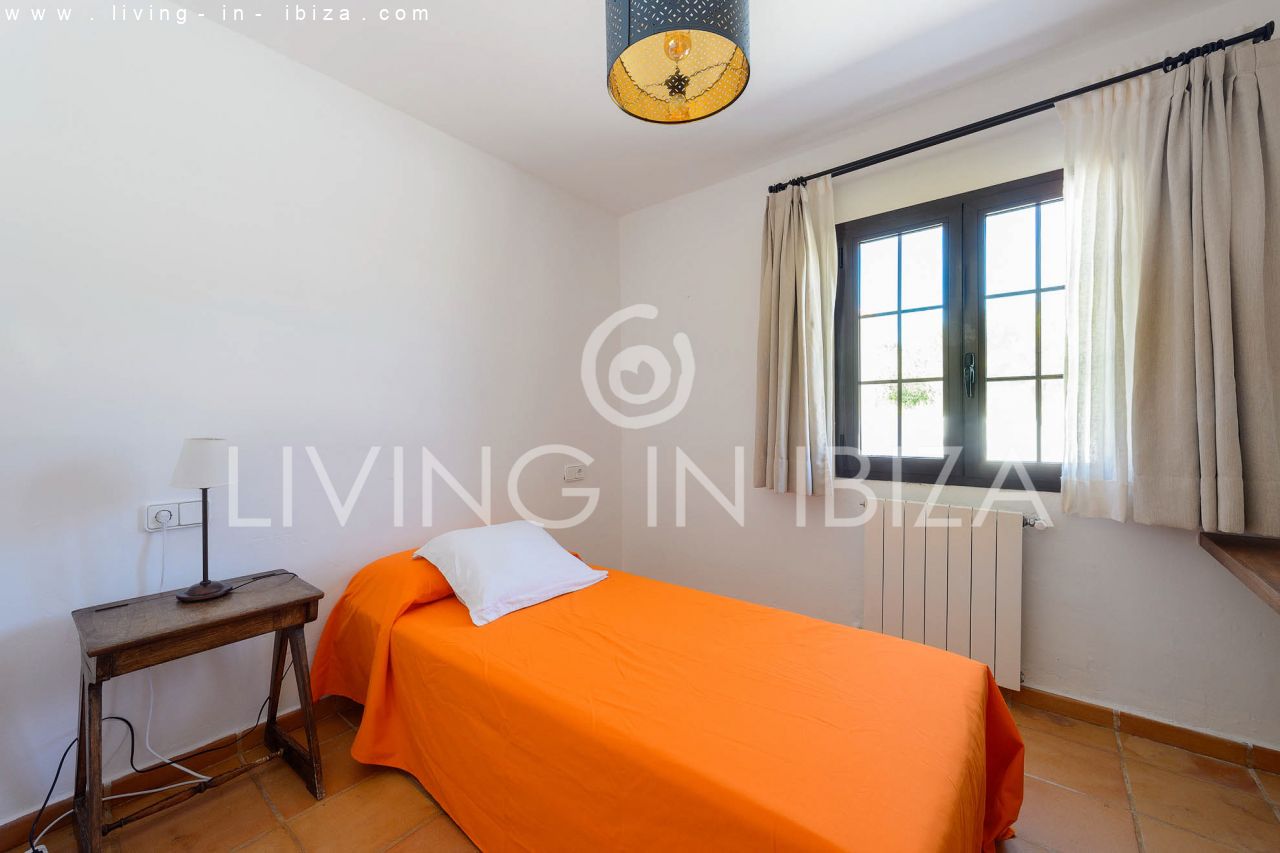 ALQUILER ANUAL /LARGO PLAZO, encantadora villa de dos pisos, amueblada con piscina en Santa Eulalia del Río, Ibiza. Calefacción central, vistas al mar