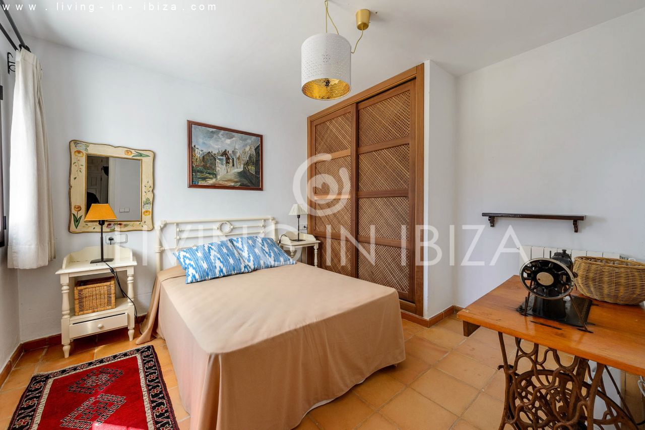 ALQUILER ANUAL /LARGO PLAZO, encantadora villa de dos pisos, amueblada con piscina en Santa Eulalia del Río, Ibiza. Calefacción central, vistas al mar