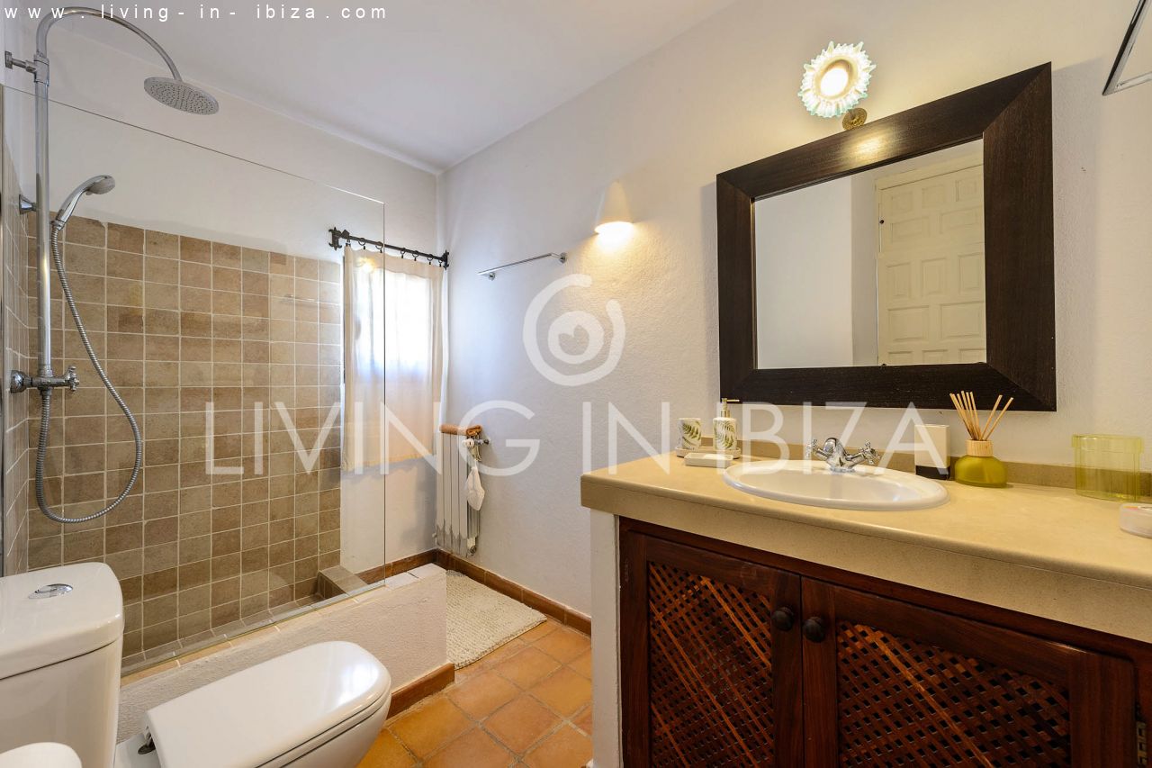 ALQUILER ANUAL /LARGO PLAZO, encantadora villa de dos pisos, amueblada con piscina en Santa Eulalia del Río, Ibiza. Calefacción central, vistas al mar