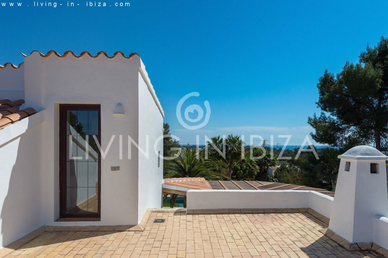 ALQUILER ANUAL /LARGO PLAZO, encantadora villa de dos pisos, amueblada con piscina en Santa Eulalia del Río, Ibiza. Calefacción central, vistas al mar