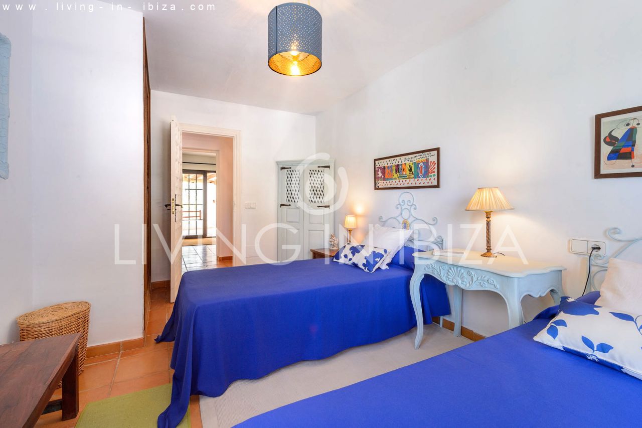 ALQUILER ANUAL /LARGO PLAZO, encantadora villa de dos pisos, amueblada con piscina en Santa Eulalia del Río, Ibiza. Calefacción central, vistas al mar