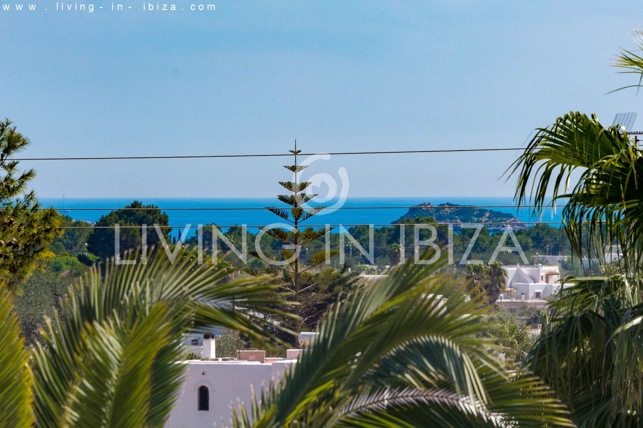 ALQUILER ANUAL /LARGO PLAZO, encantadora villa de dos pisos, amueblada con piscina en Santa Eulalia del Río, Ibiza. Calefacción central, vistas al mar