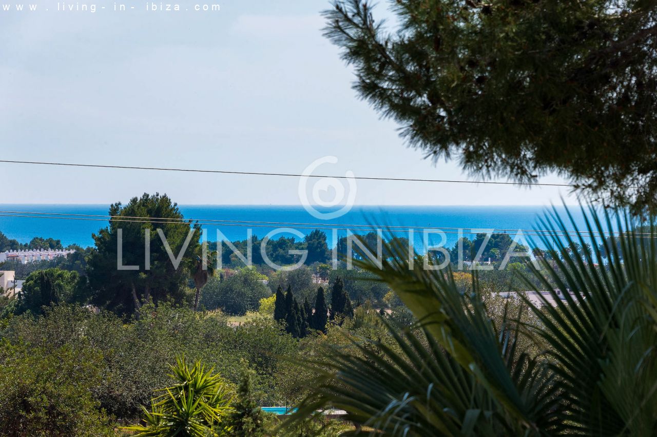 ALQUILER ANUAL /LARGO PLAZO, encantadora villa de dos pisos, amueblada con piscina en Santa Eulalia del Río, Ibiza. Calefacción central, vistas al mar