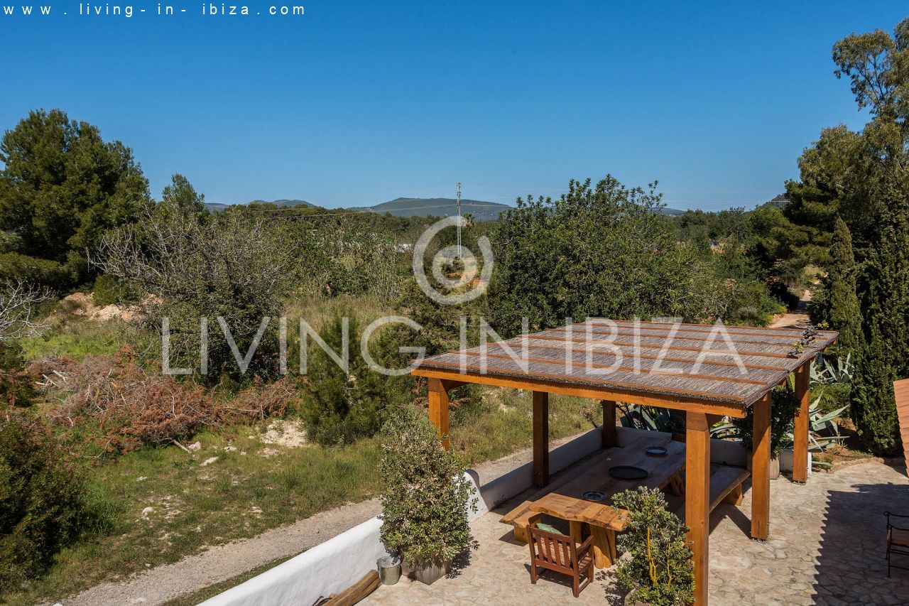 ALQUILER ANUAL /LARGO PLAZO, encantadora villa de dos pisos, amueblada con piscina en Santa Eulalia del Río, Ibiza. Calefacción central, vistas al mar