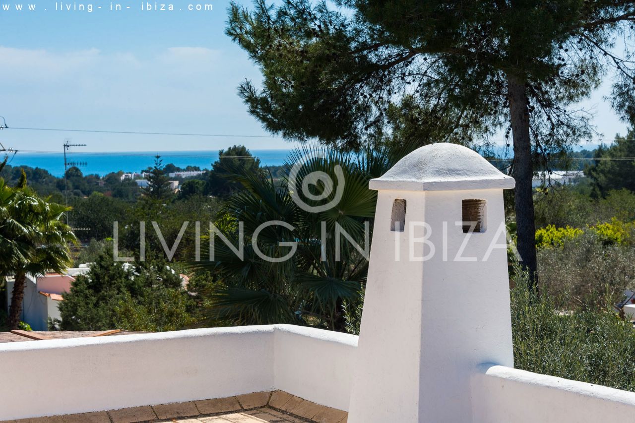 ALQUILER ANUAL /LARGO PLAZO, encantadora villa de dos pisos, amueblada con piscina en Santa Eulalia del Río, Ibiza. Calefacción central, vistas al mar