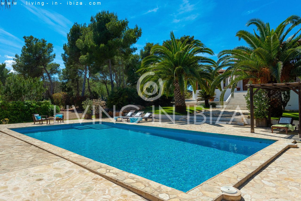 ALQUILER ANUAL /LARGO PLAZO, encantadora villa de dos pisos, amueblada con piscina en Santa Eulalia del Río, Ibiza. Calefacción central, vistas al mar
