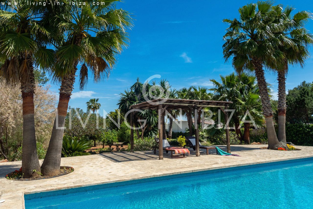 ALQUILER ANUAL /LARGO PLAZO, encantadora villa de dos pisos, amueblada con piscina en Santa Eulalia del Río, Ibiza. Calefacción central, vistas al mar