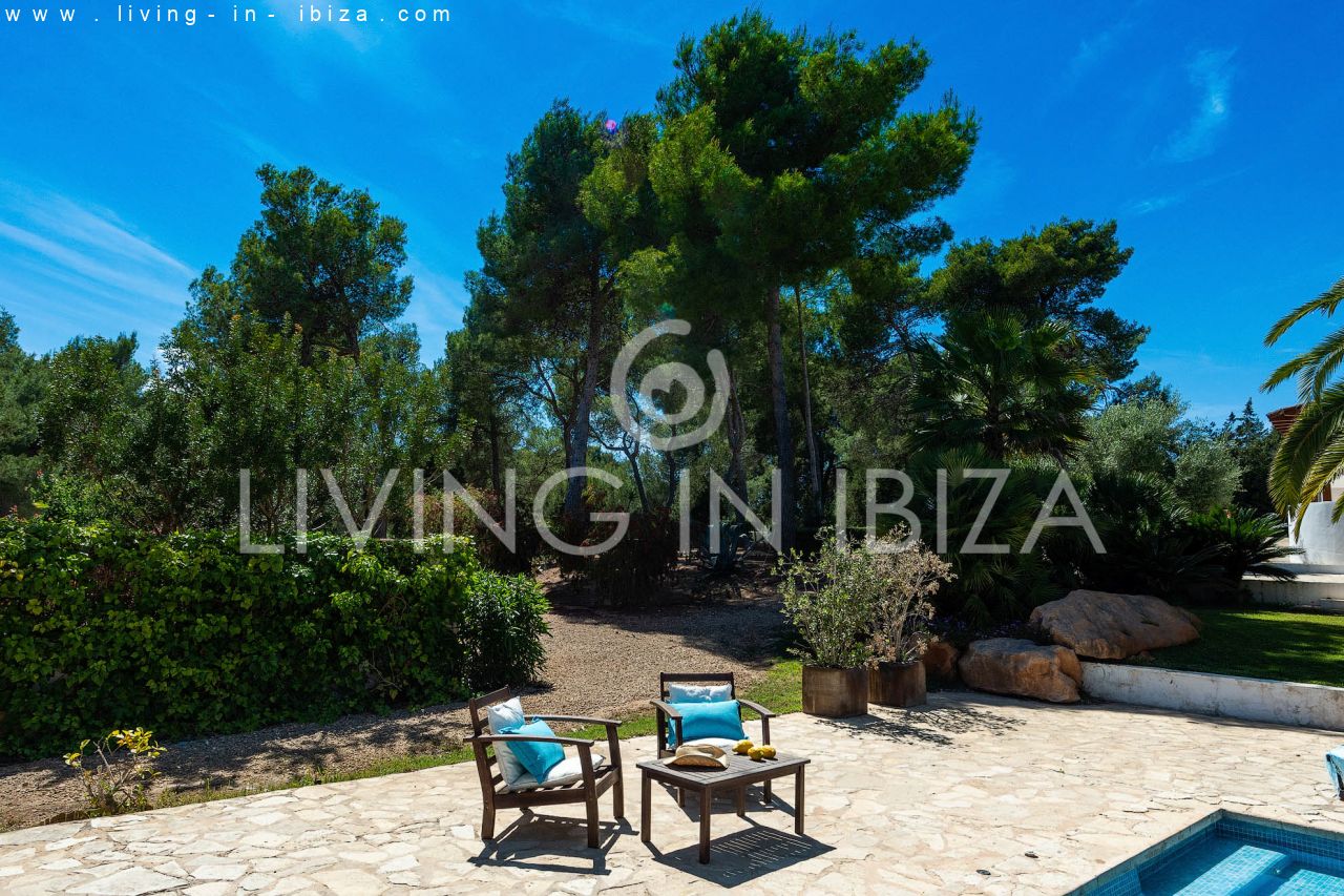 ALQUILER ANUAL /LARGO PLAZO, encantadora villa de dos pisos, amueblada con piscina en Santa Eulalia del Río, Ibiza. Calefacción central, vistas al mar